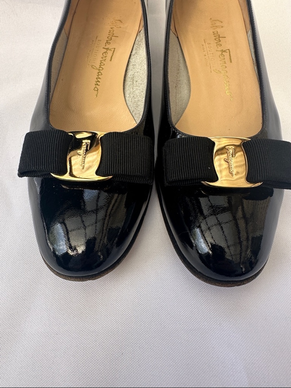 Salvatore Ferragamo Vara black patent leather pumps Size 9 bow gold logo plaque - Picture 6 of 8
